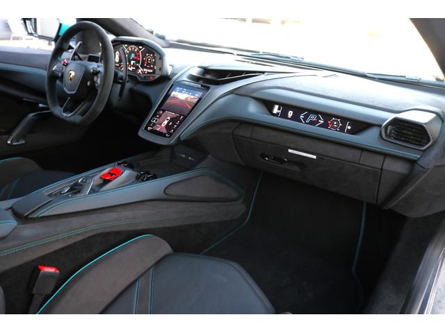 Lamborghini Revuelto interior