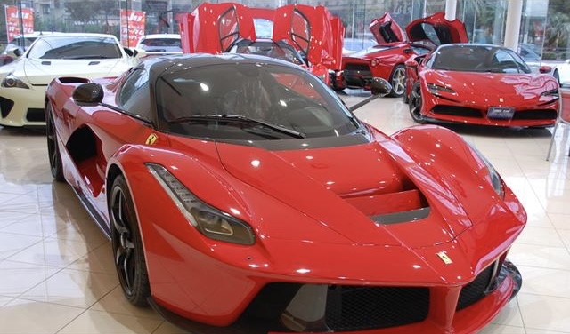 Ferrari LaFerrari front three-quarter red